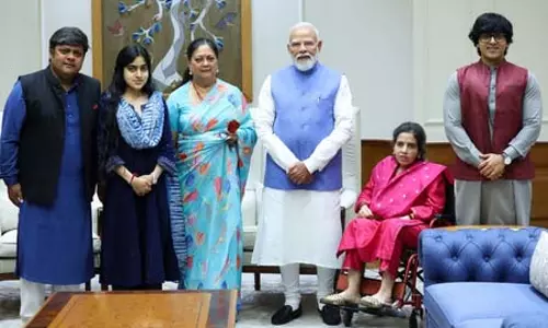 वसुंधरा राजे ने परिवार के साथ पीएम मोदी से की मुलाकात